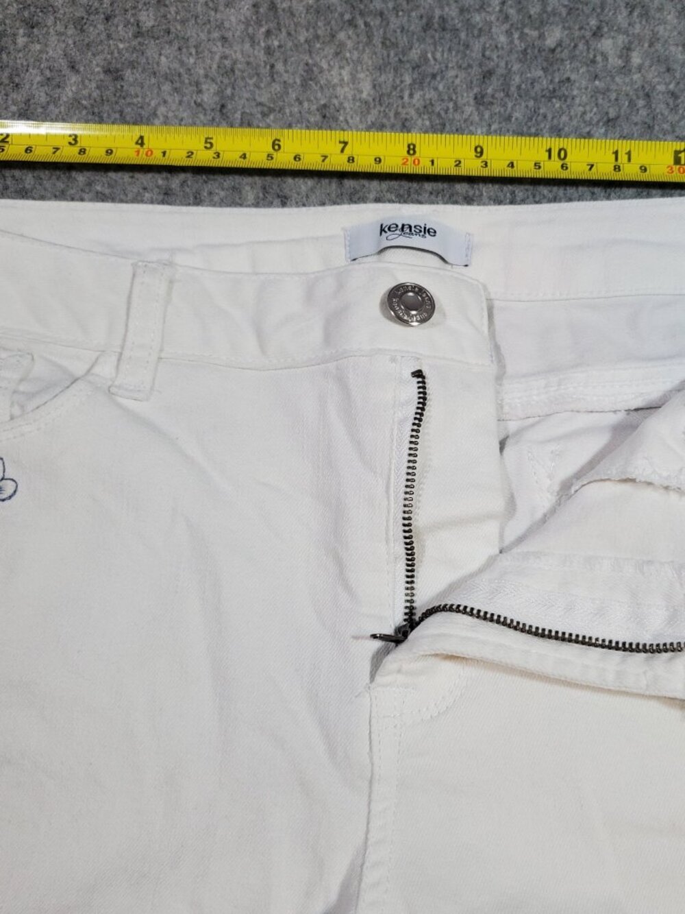 Kensie White Denim Shorts with Blue Embroidered Flowers Size 10 / 30 - Picture 6 of 10